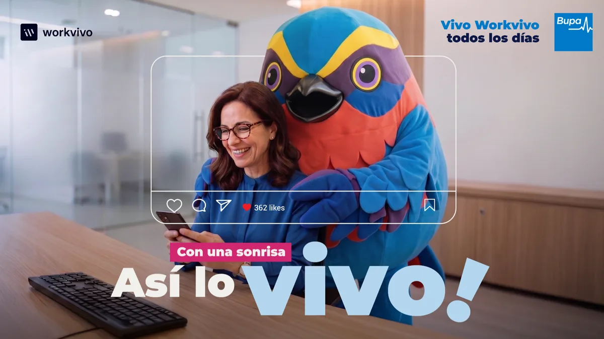 Pieza de campaña Así lo vivo, colaboradora con la mascota Jasiri en la oficina