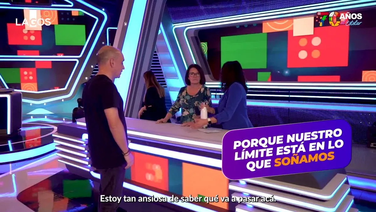 Público de colaboradores y familias en el set de televisión