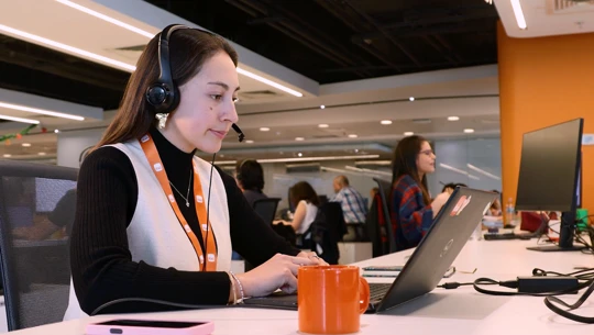 Ejecutiva de atención trabajando en el piso del call center