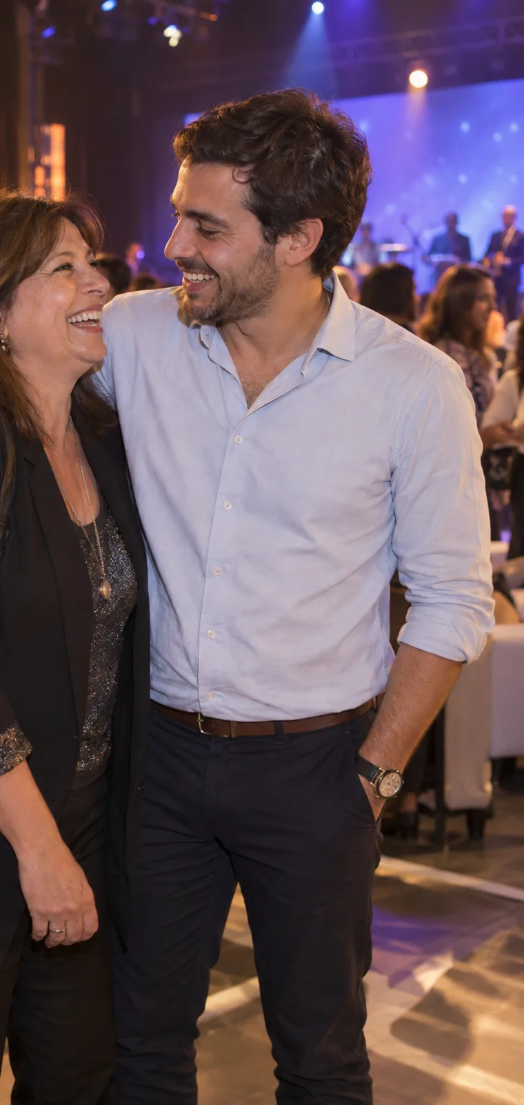 Madre e hijo chilenos compartiendo durante una celebración corporativa